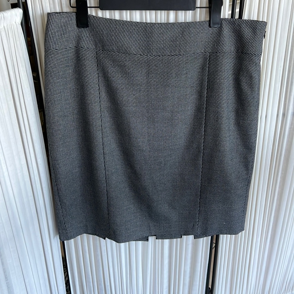 Tweed skirt from the limited in size 14. CLx43